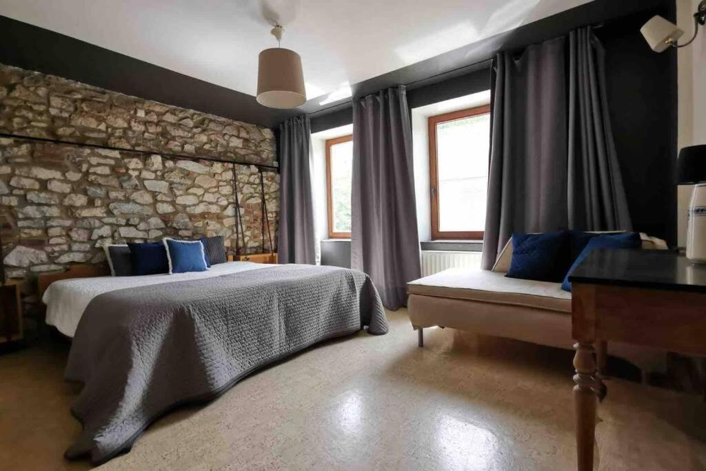 Out & Lodge Prunelliers Couvin Buitenkant foto